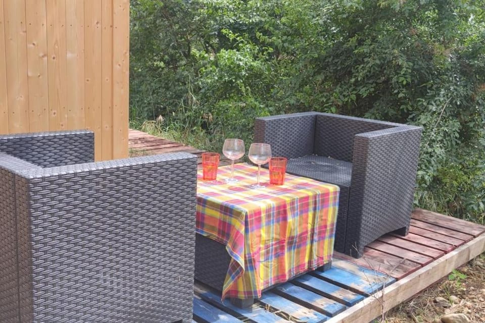 Cottage romantique, son jacuzzi privatif, piscine Apartment in Vaulx-en-Velin