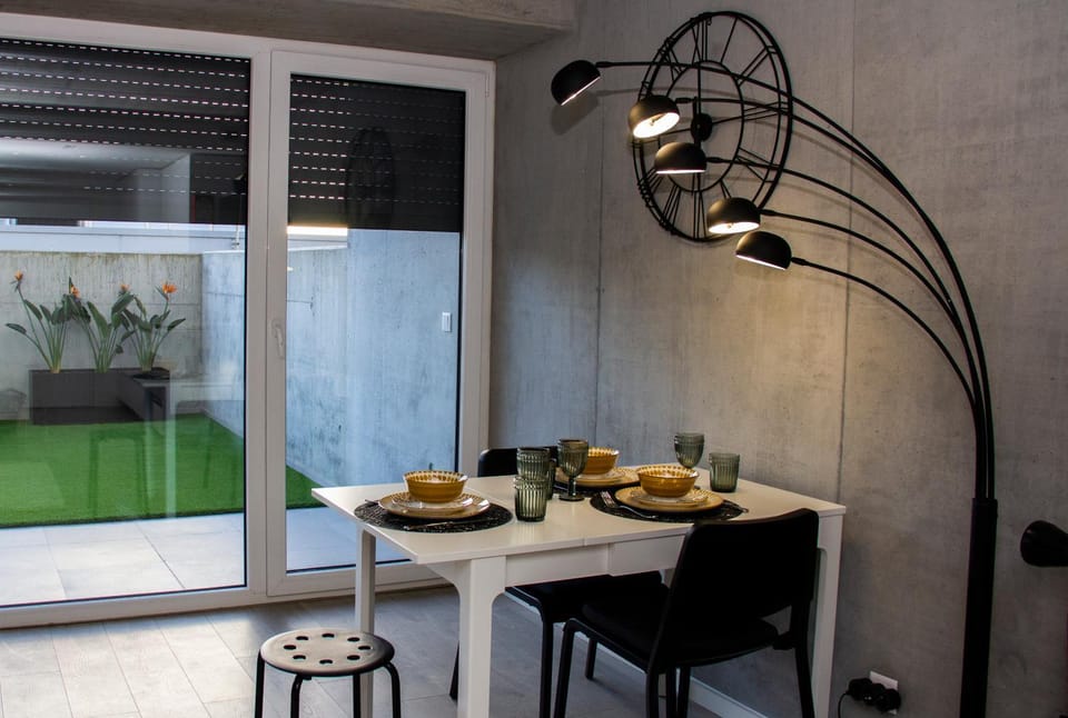 Food and drinks, Seating area, Dining area