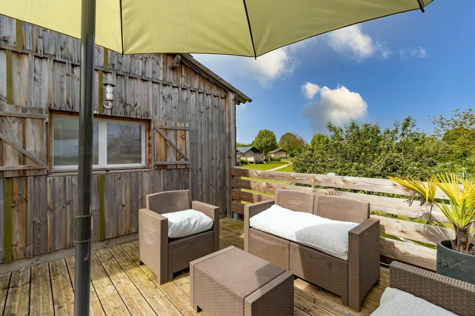 Property building, Balcony/Terrace, Living room
