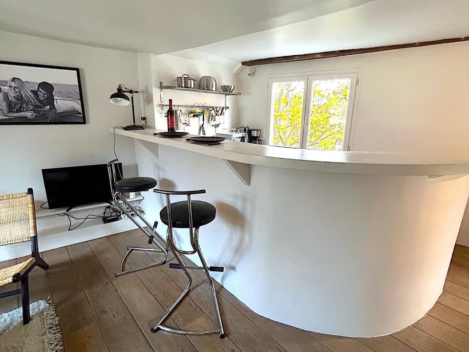 TV and multimedia, Kitchen or kitchenette, Living room, Seating area, Dining area