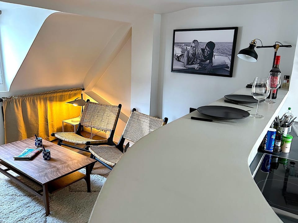 Kitchen or kitchenette, Living room, Seating area, Dining area