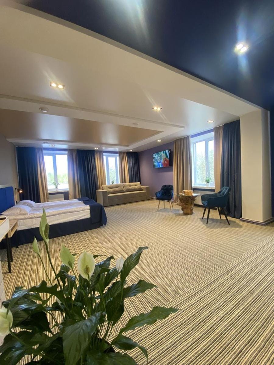 Bed, TV and multimedia, Living room, Photo of the whole room, Seating area, Bedroom
