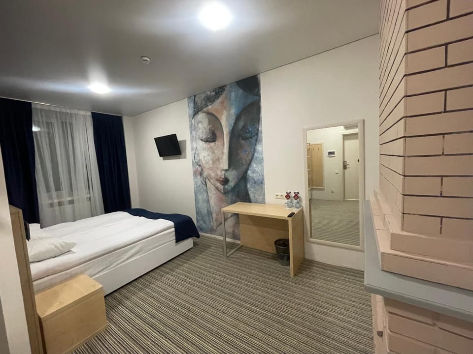 Bed, TV and multimedia, Photo of the whole room, Bedroom, hair dresser