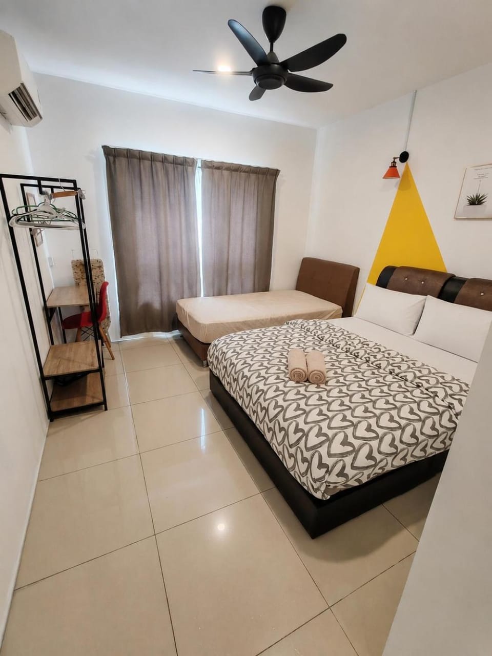 Photo of the whole room, Bedroom