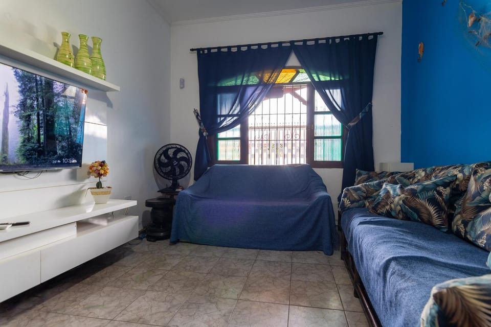 Casa azul, 2 quadras praia-wifi-garagem -churrasqueira e fogão a lenha - Aceita Caes -Caiçara-Praia Grande House in State of São Paulo