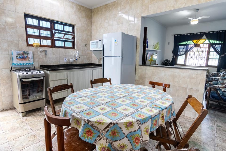 Casa azul, 2 quadras praia-wifi-garagem -churrasqueira e fogão a lenha - Aceita Caes -Caiçara-Praia Grande House in State of São Paulo