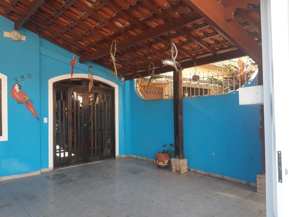Casa azul, 2 quadras praia-wifi-garagem -churrasqueira e fogão a lenha - Aceita Caes -Caiçara-Praia Grande House in State of São Paulo