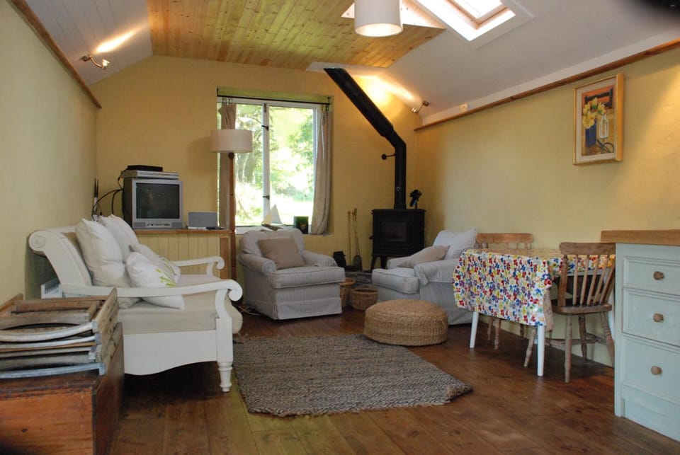 TV and multimedia, Kitchen or kitchenette, Living room, Seating area, Dining area