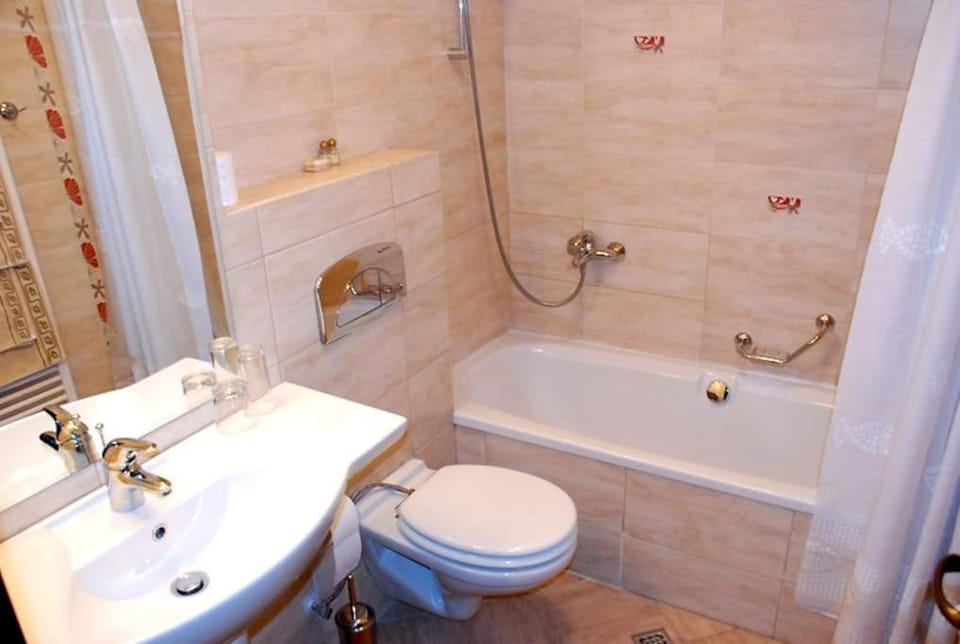 Shower, Toilet, Bathroom, Bath