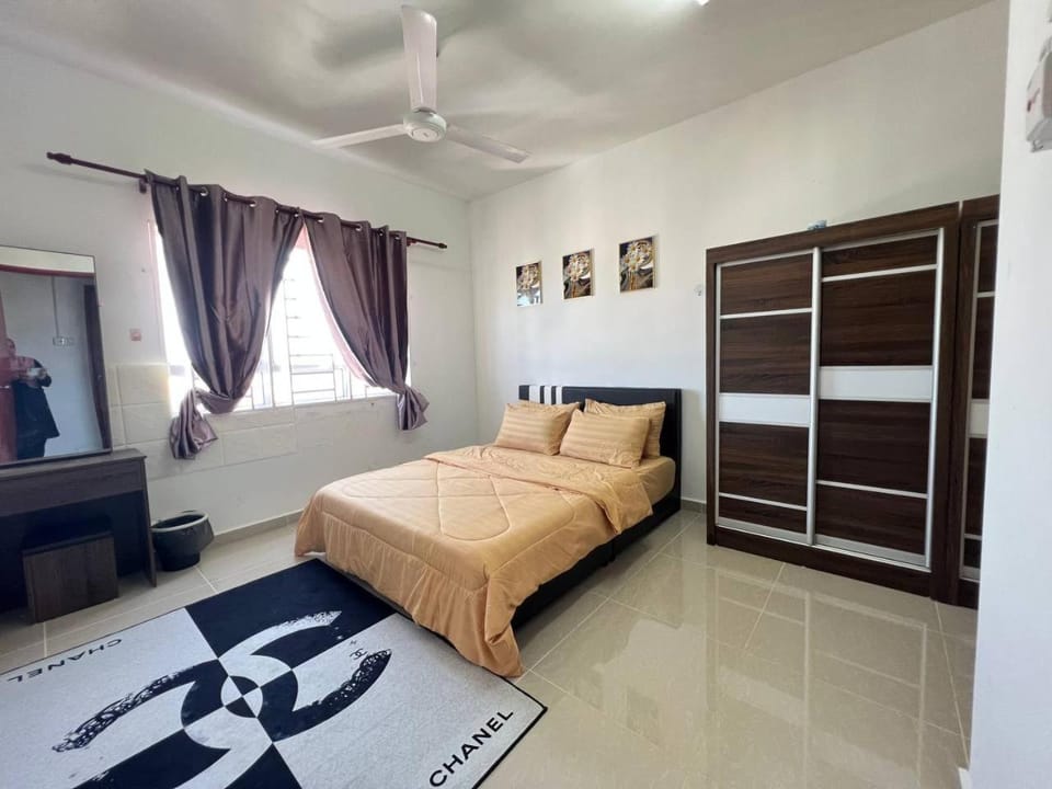 Bed, Photo of the whole room, Bedroom, fireplace, wardrobe