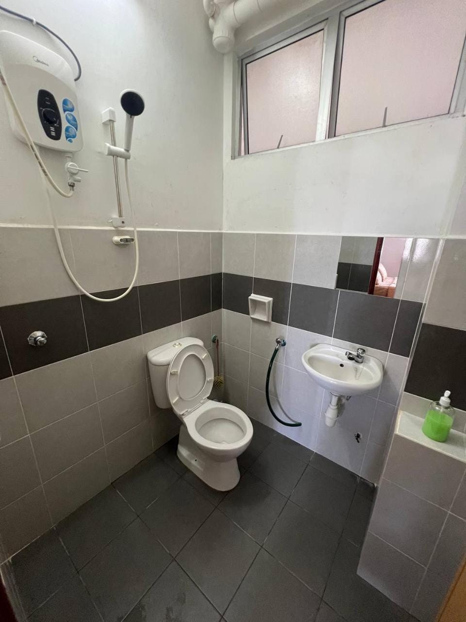 Shower, Toilet, Bathroom, bidet, towels