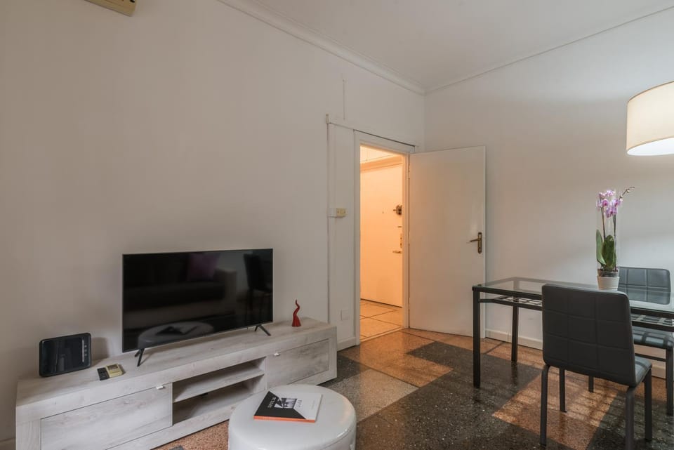 TV and multimedia, Living room, Photo of the whole room, Seating area, Dining area
