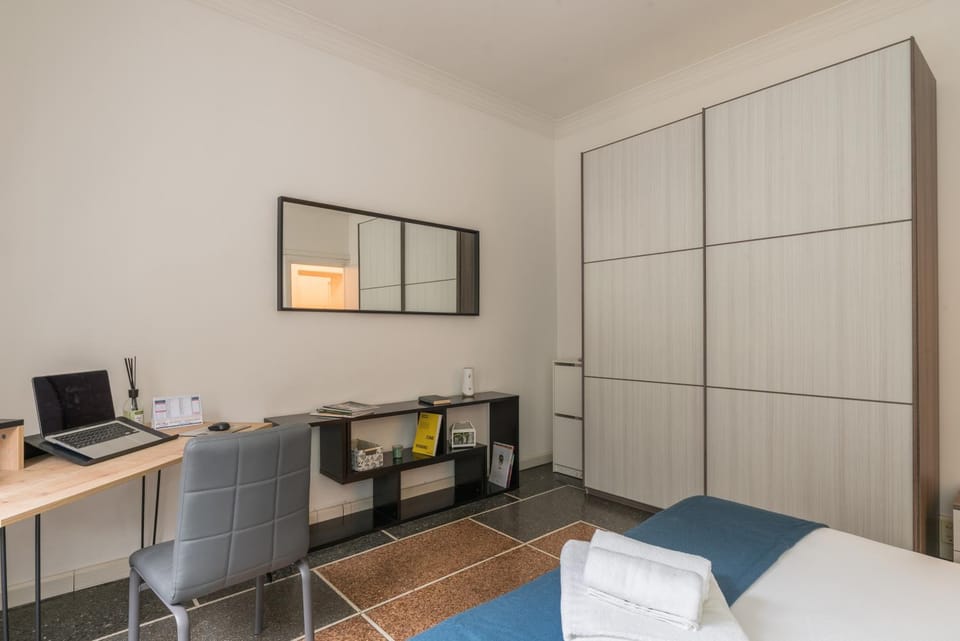 Bed, Photo of the whole room, Seating area, Bedroom, wardrobe