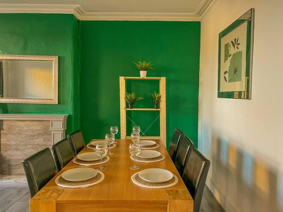Spacious 4-bedroom Apartment - free public parking Apartment in Liverpool