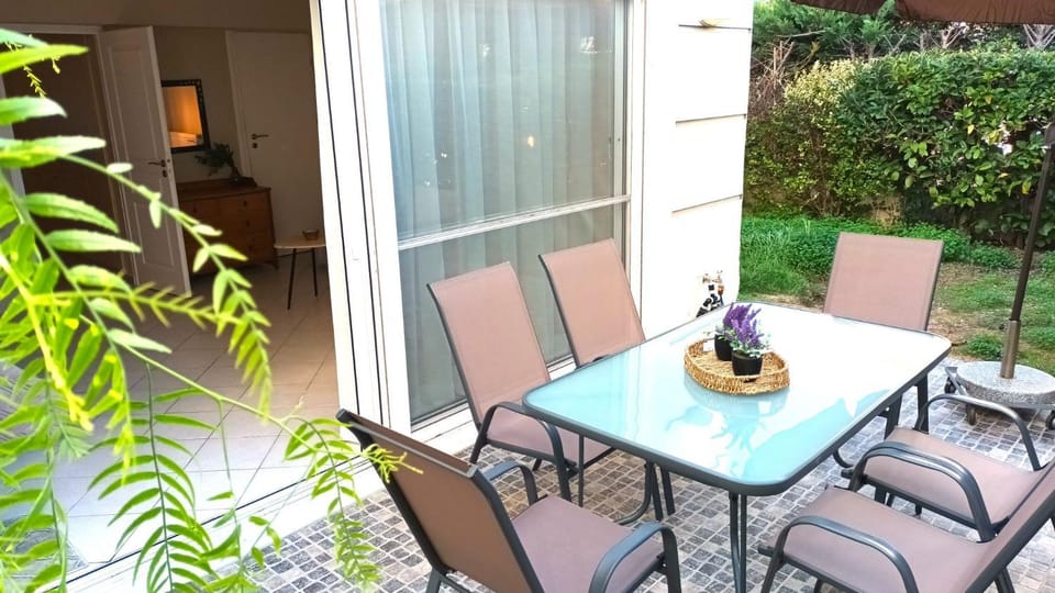 Patio, Garden, Dining area