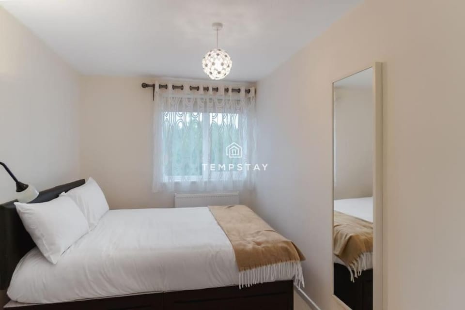 Spacious 5 bed Sunninghill with driveway parking - By Tempstay House in England