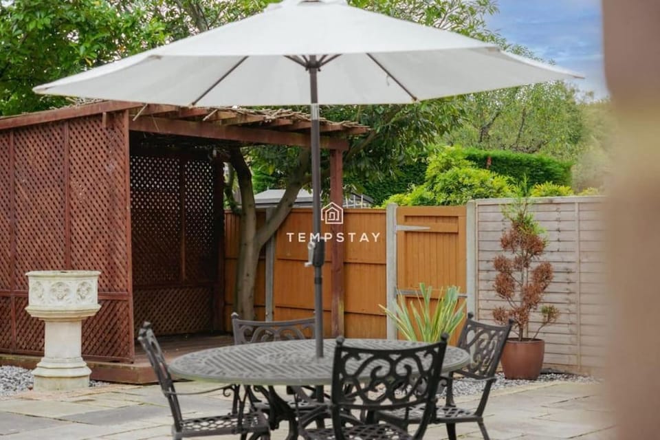 Spacious 5 bed Sunninghill with driveway parking - By Tempstay House in England