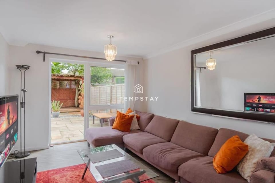 Spacious 5 bed Sunninghill with driveway parking - By Tempstay House in England