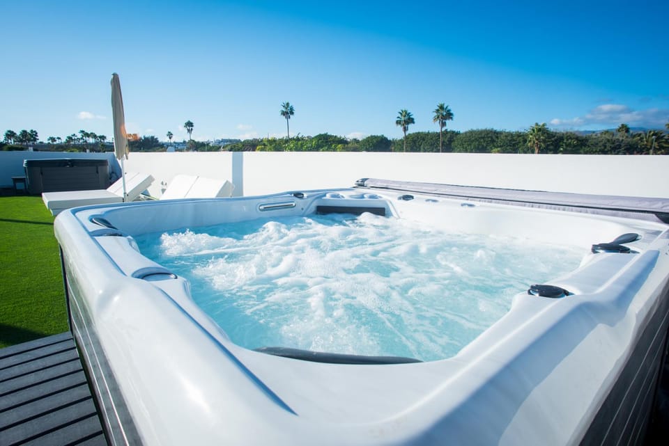 Day, Hot Tub, Hot Tub, Solarium, Pool view