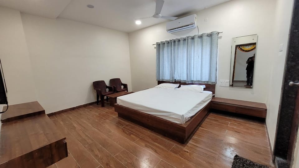 Bed, Bedroom, fireplace, room service, air conditioner