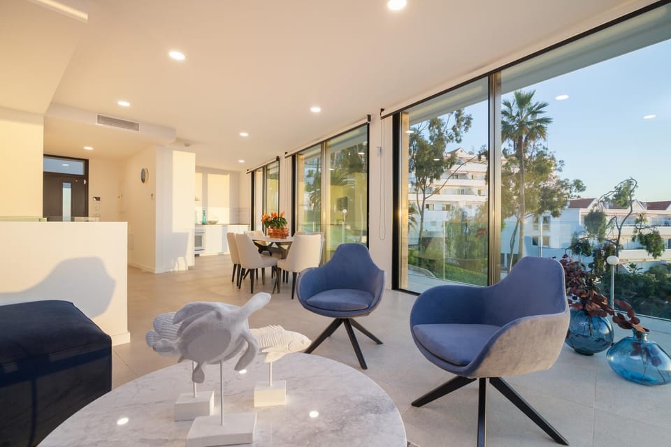 Property building, Day, Natural landscape, Garden, TV and multimedia, View (from property/room), Balcony/Terrace, Kitchen or kitchenette, Living room, Decorative detail, Seating area, Dining area, City view, Garden view, Pool view, Sea view, Location, Sunrise, Sunset, air conditioner