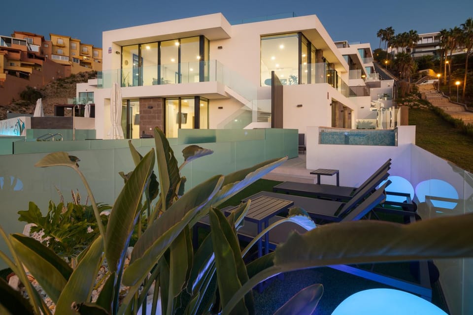 Property building, Day, Night, Garden, View (from property/room), Decorative detail, Windsurfing, City view, Garden view, Pool view, Sea view, Street view, Area and facilities, Swimming pool, Location, sunbed