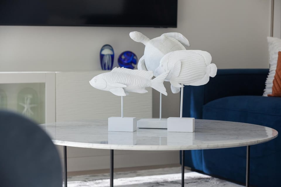 Day, Night, TV and multimedia, View (from property/room), Living room, Decorative detail, Seating area, Seasons, air conditioner