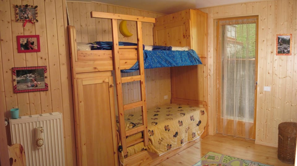 Bedroom, bunk bed