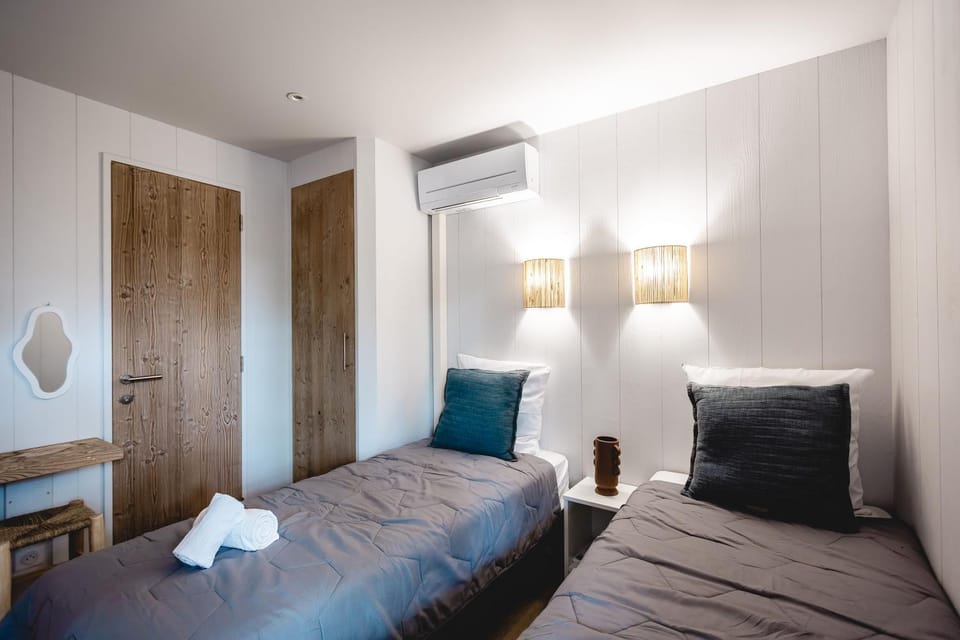 Bed, Night, Photo of the whole room, Bedroom