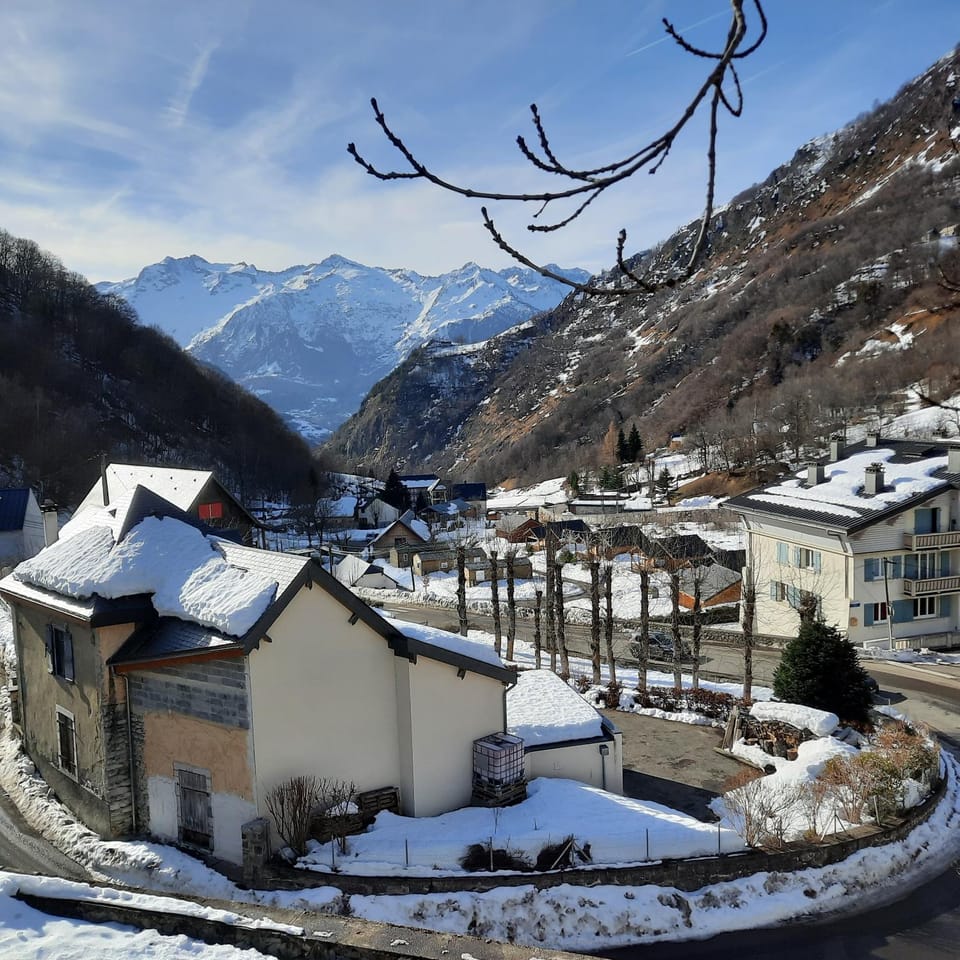 BAREGES (65120) grand studio terrasse classé 4* Apartment in Aragon