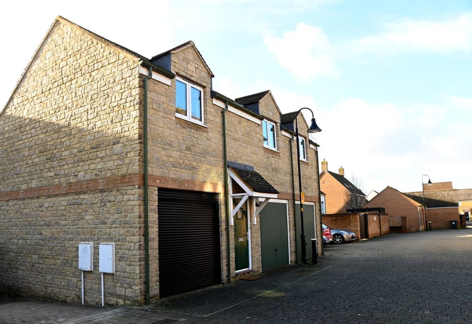 Property building, Facade/entrance, Parking