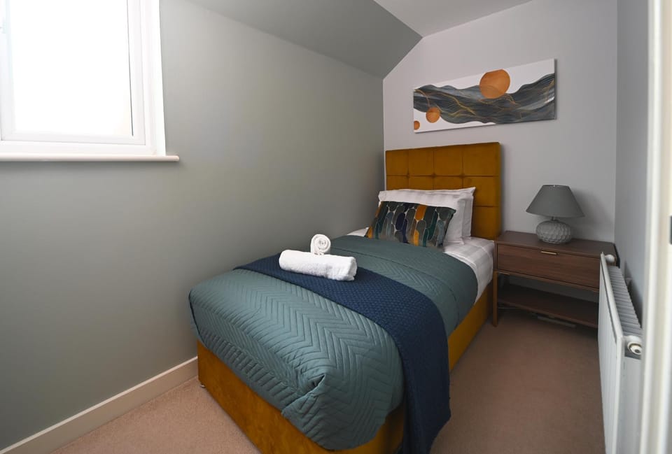 Bed, Bedroom, towels