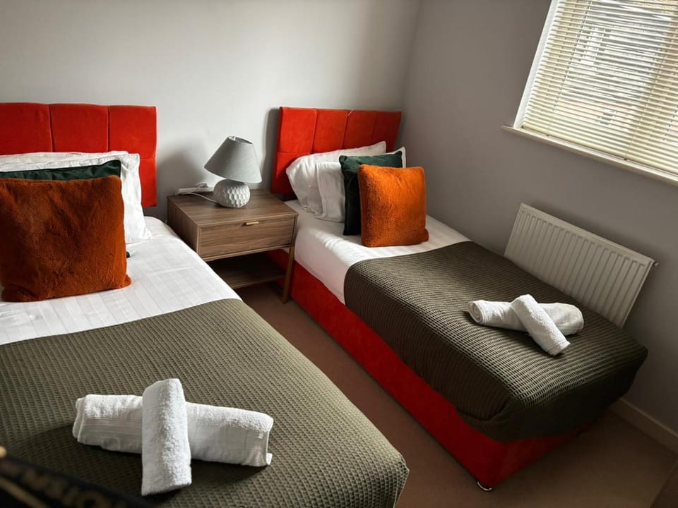 Bed, Bedroom, towels