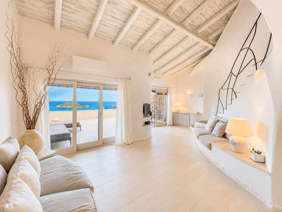Day, Summer, Living room, Decorative detail, Seating area, Sea view