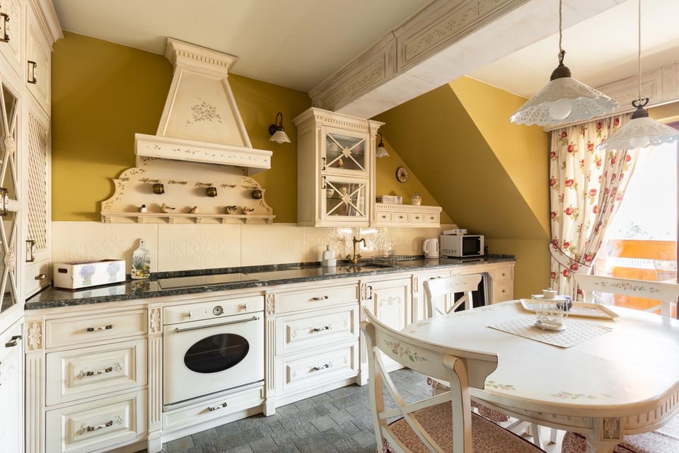 Kitchen or kitchenette, Dining area, pet friendly