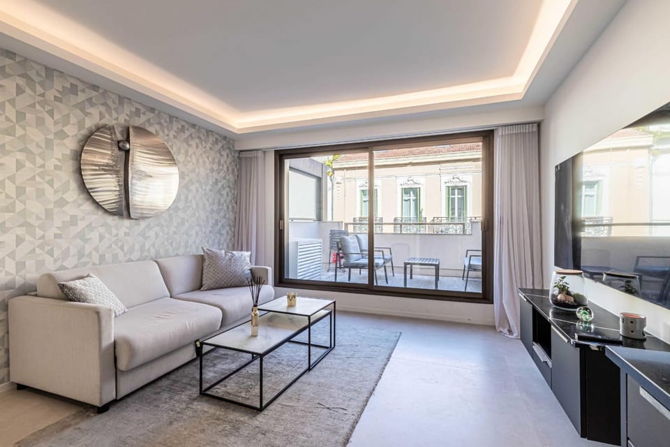 TV and multimedia, Kitchen or kitchenette, Living room, Seating area, Dining area