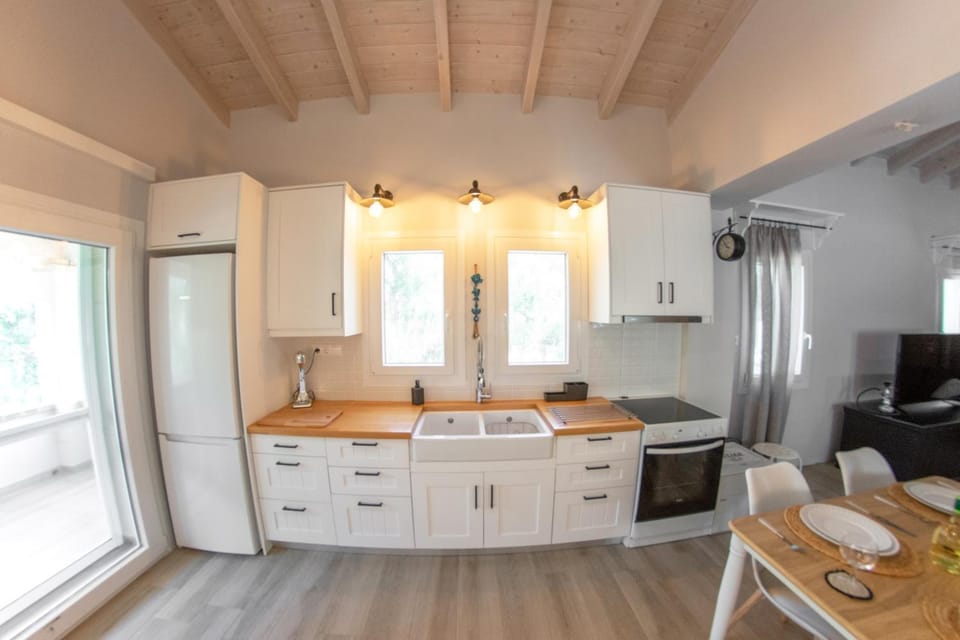 Dining area, oven, kitchen