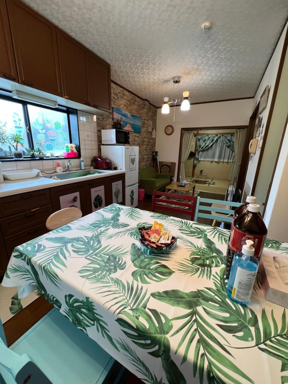 Kitchen or kitchenette, Food and drinks, Seating area, Dining area, Food
