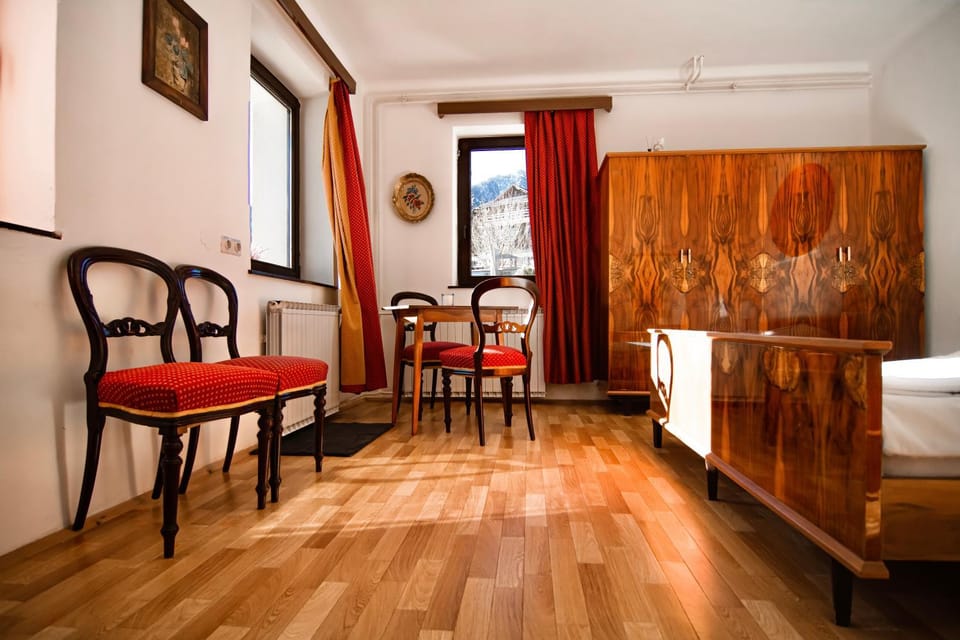 Bed, Photo of the whole room, Seating area, Bedroom
