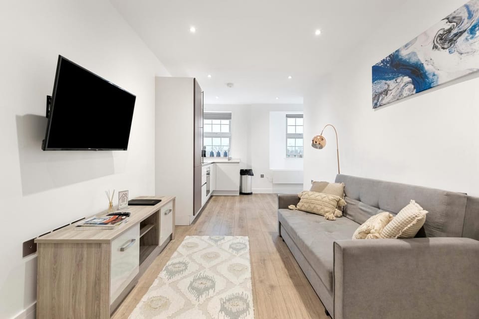 TV and multimedia, Living room, Seating area, Evening entertainment