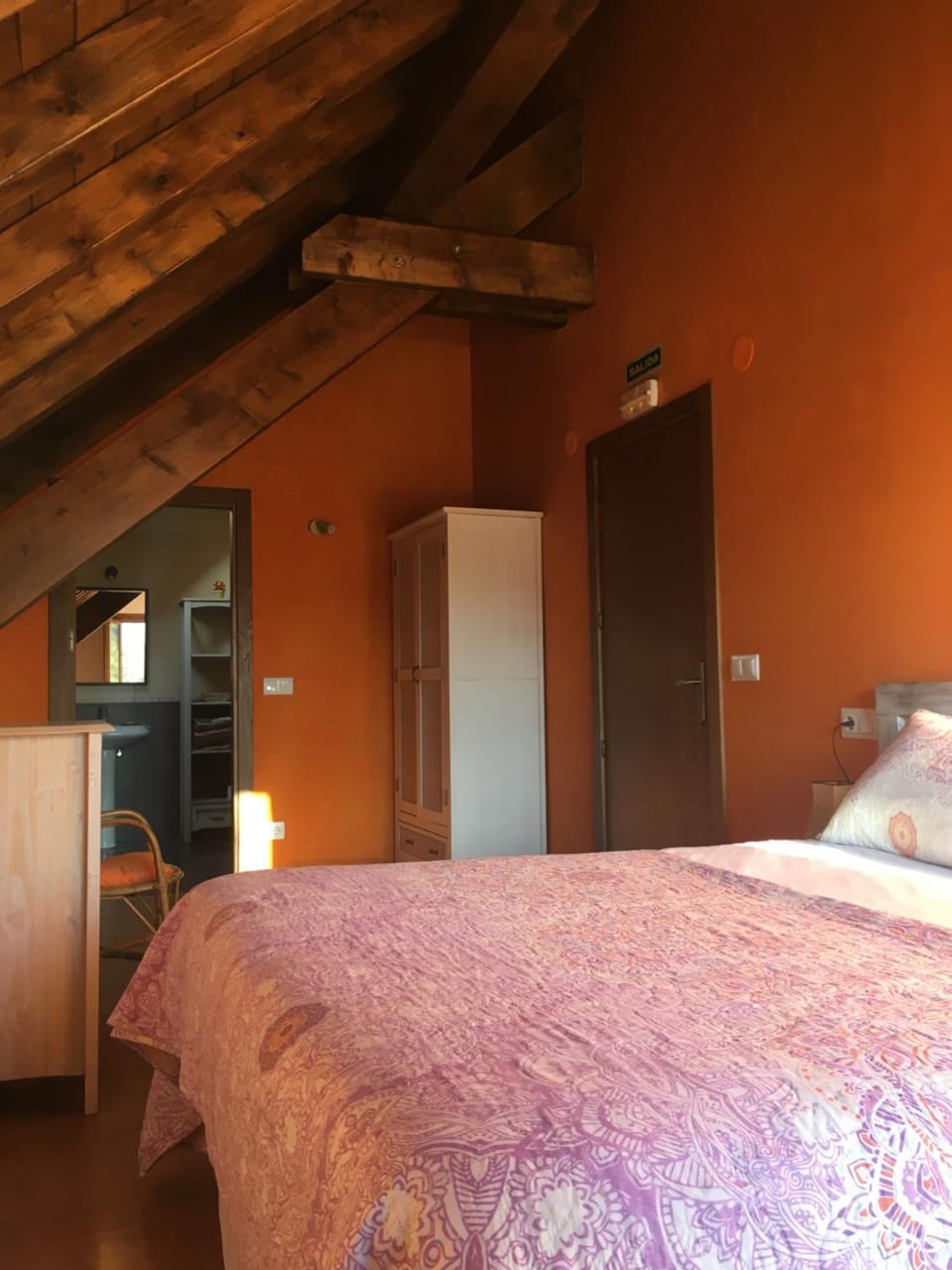 Photo of the whole room, Bedroom, wardrobe