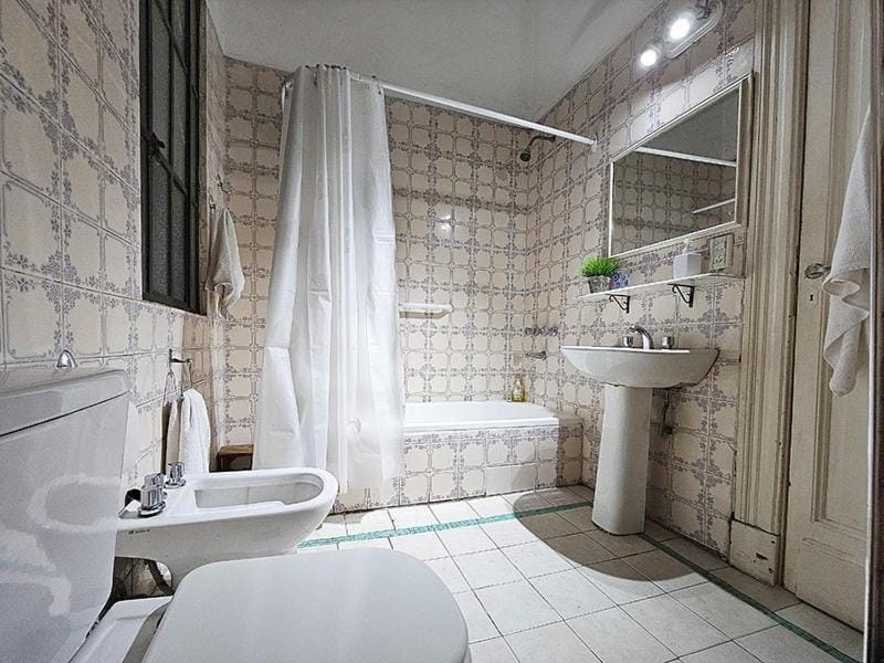 Comodo piso en Buenos Aires centro, cerca de importantes avenidas centros gastronomicos y plaza Houssey, Apartment in Buenos Aires