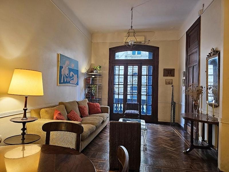 Comodo piso en Buenos Aires centro, cerca de importantes avenidas centros gastronomicos y plaza Houssey, Apartment in Buenos Aires
