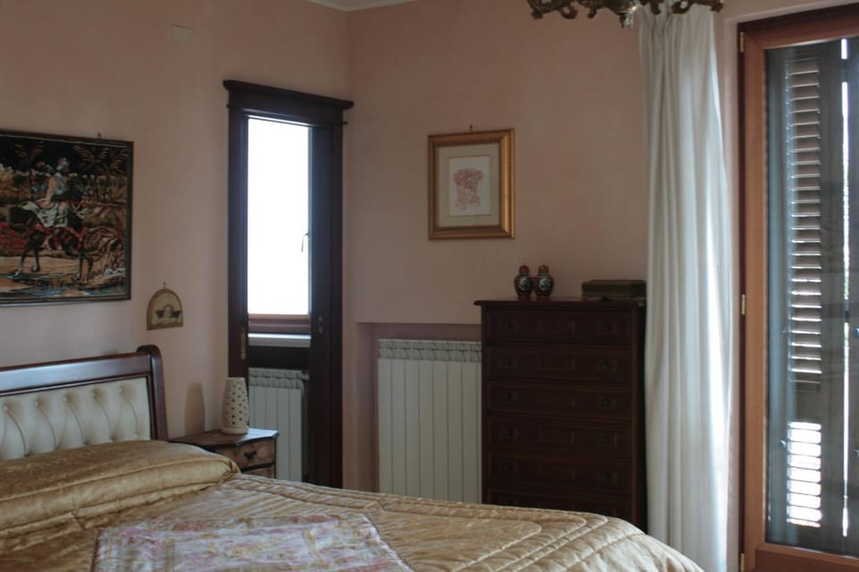 Bed, Bathroom