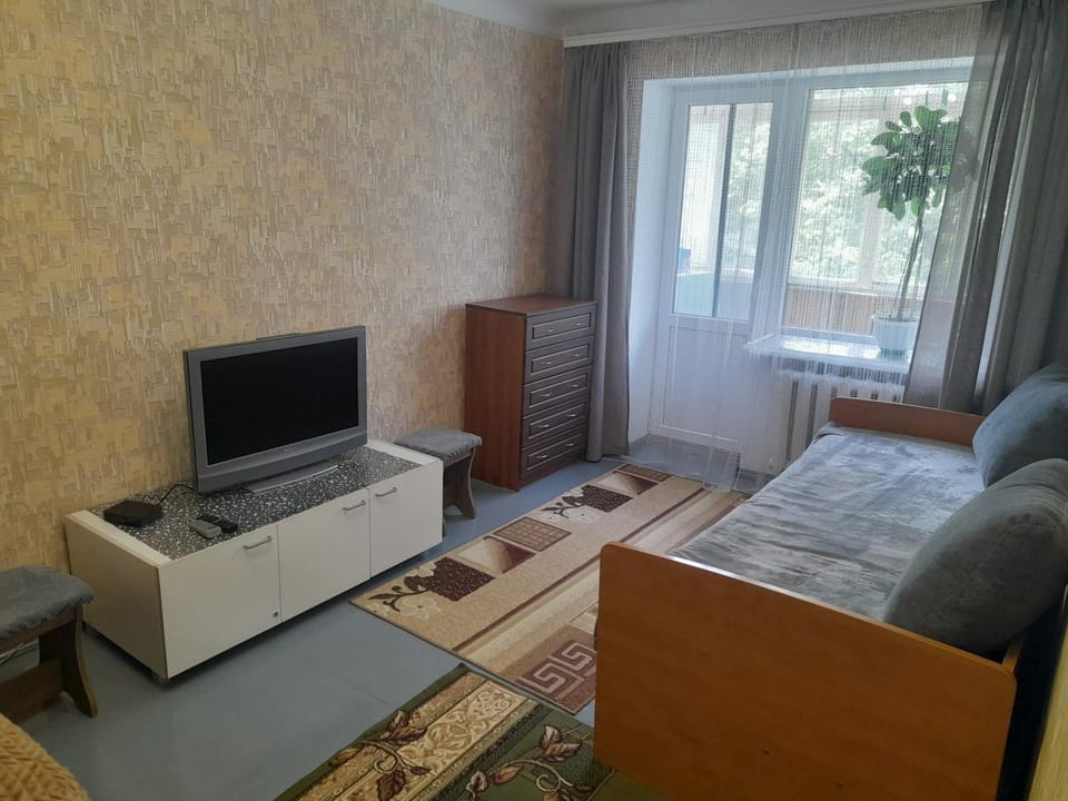 Квартира біля центрального парку, район Покровського собору на Княгині Ольги 13 Apartment in Ukraine
