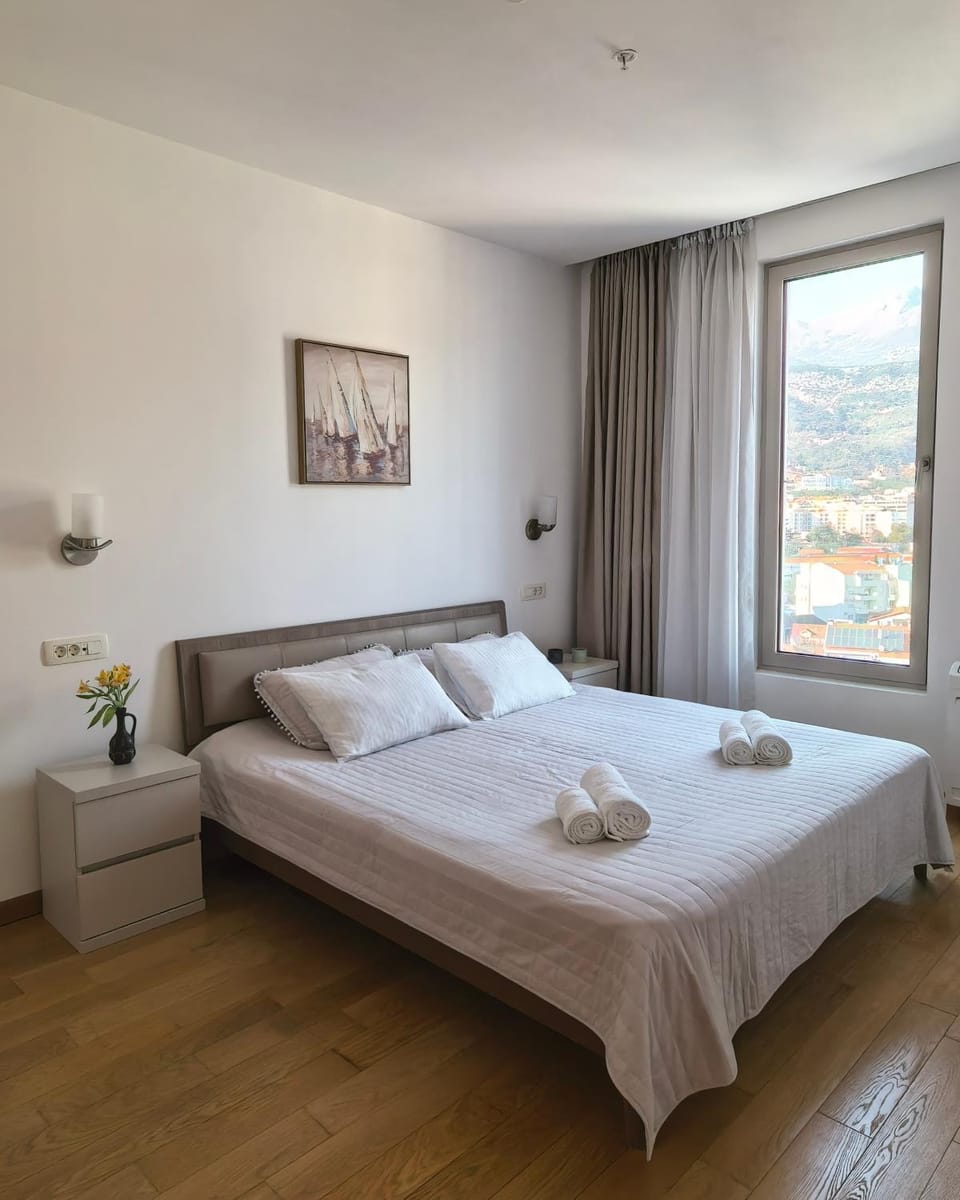 Bed, Bedroom, towels