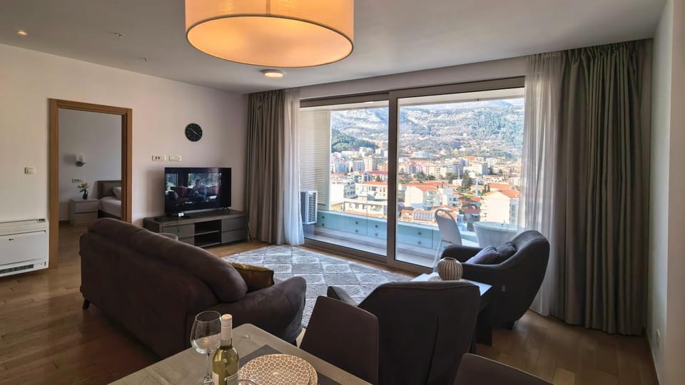 Communal lounge/ TV room, TV and multimedia, Seating area, Mountain view
