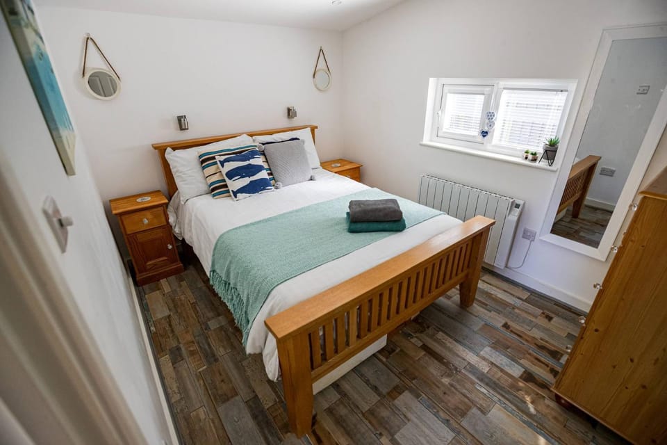 Cabin for 2- hot tub option Cabin in New Forest District