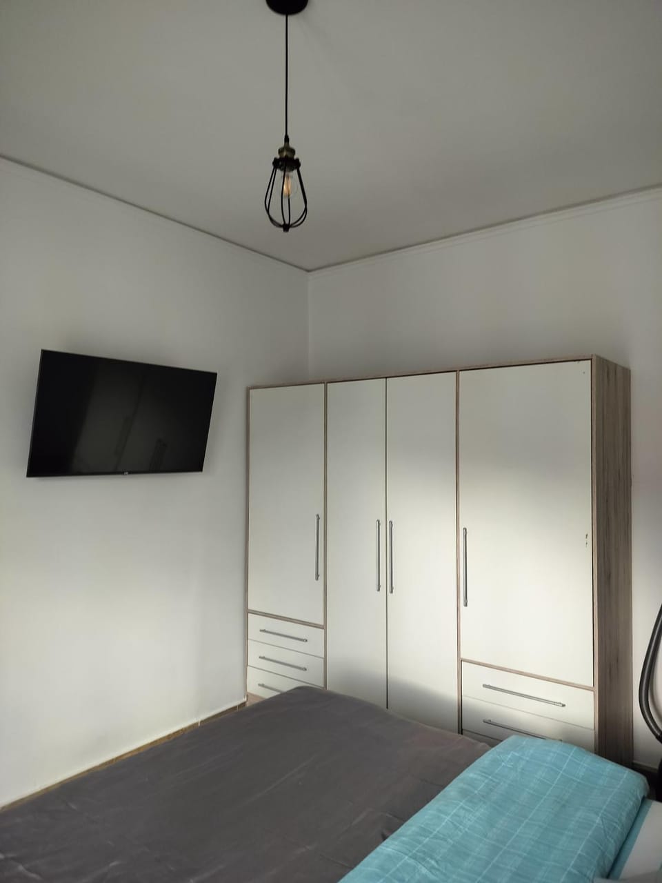 Bed, TV and multimedia, Photo of the whole room, Bedroom, wardrobe