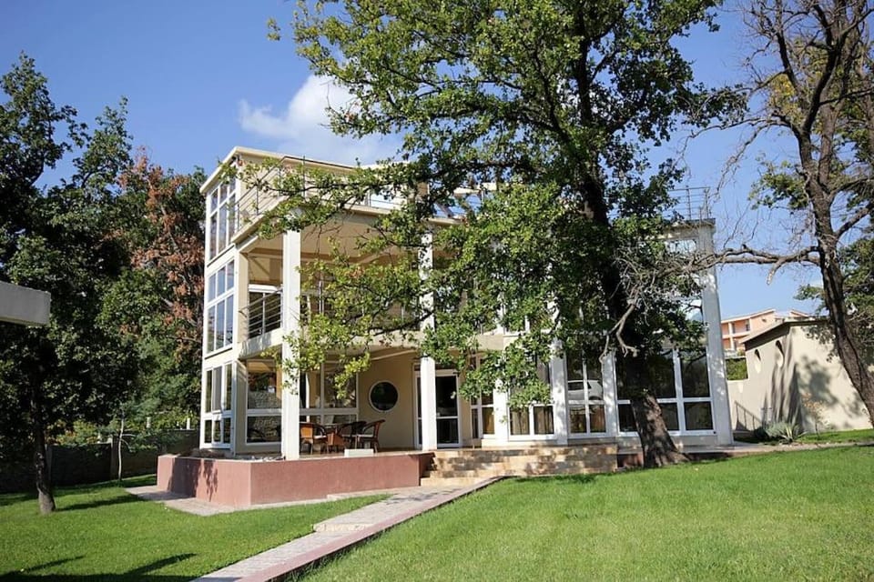 Property building, Facade/entrance, Day, Natural landscape, Garden, Garden view